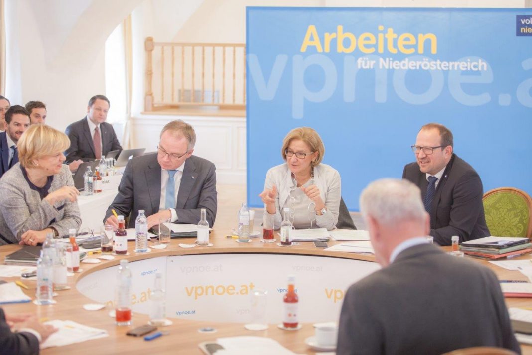 Landeshauptfrau Johanna Mikl-Leitner bei der Arbeitsklausur der Volkspartei Niederösterreich auf Schloss Thalheim. (Bildquelle: VPNÖ)