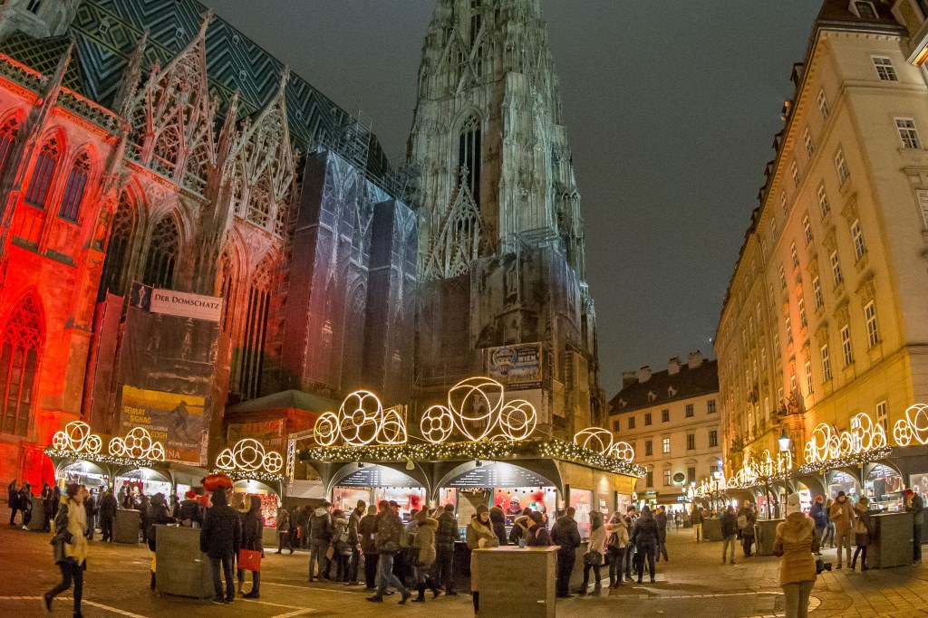 Weihnachtsmarkt am Stephansplatz zu Fuße des Stephansdoms (Bildquelle: MAGMAG Events & Promotion GmbH / Paparazzo Christian)
