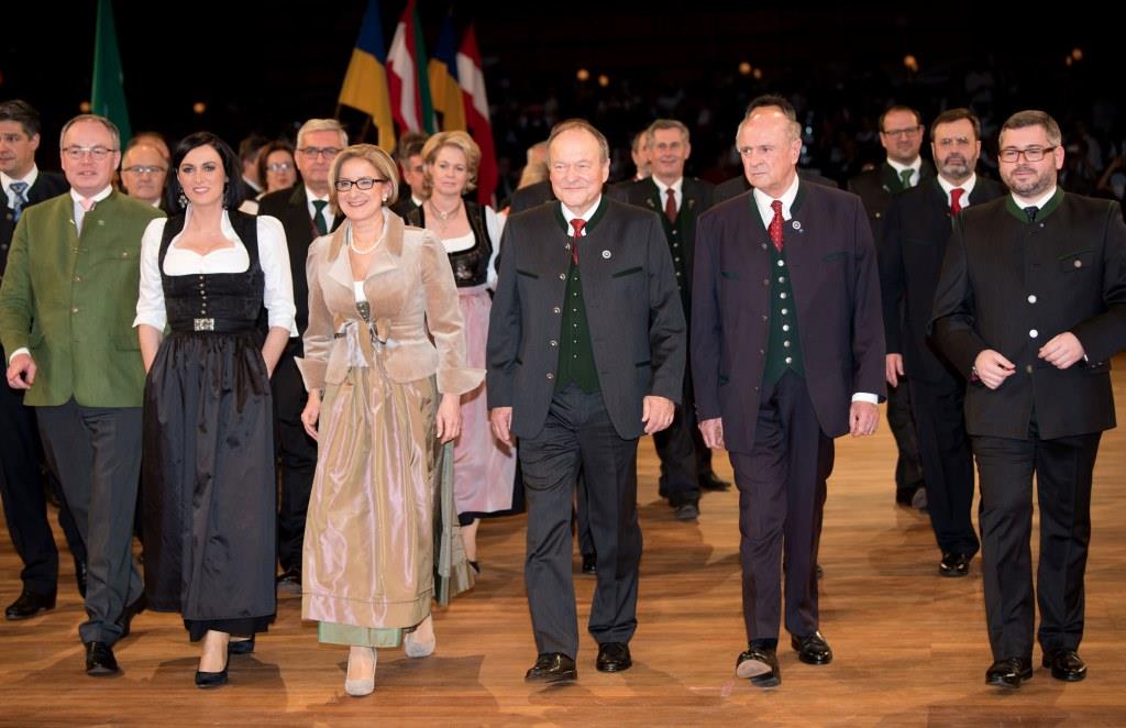 (v.l.n.r.): Stimmungsvoller Einzug der Ehrengäste: LH-Stellvertreter Stephan Pernkopf, Nachhaltigkeitsministerin Elisabeth Köstinger, Landeshauptfrau Johanna Mikl-Leitner, NÖ Bauernbundobmann Hermann Schultes, LH a. D. Erwin Pröll und Finanzlandesrat Ludwig Schleritzko. (Bildquelle: NÖ Bauernbund / Helmut Lackinger)