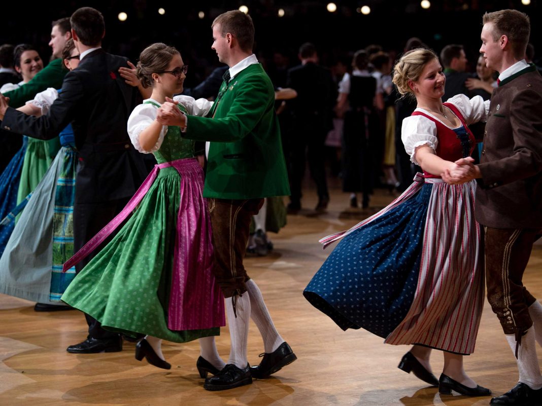 Schwungvoller Ballabend in festlicher Tracht beim NÖ Bauernbundball (Bildquelle: Helmut Lackinger)