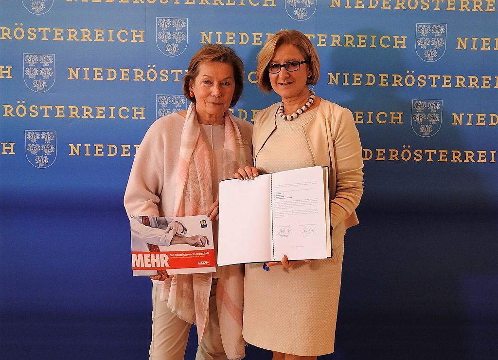 (v.l.n.r.): NÖ Wirtschaftskammer-Präsidentin Sonja Zwazl und Landeshauptfrau Johanna Mikl-Leitner mit dem unterzeichneten Programm „Mehr für Niederösterreichs Wirtschaft“ (Bildquelle: Thomas Resch)