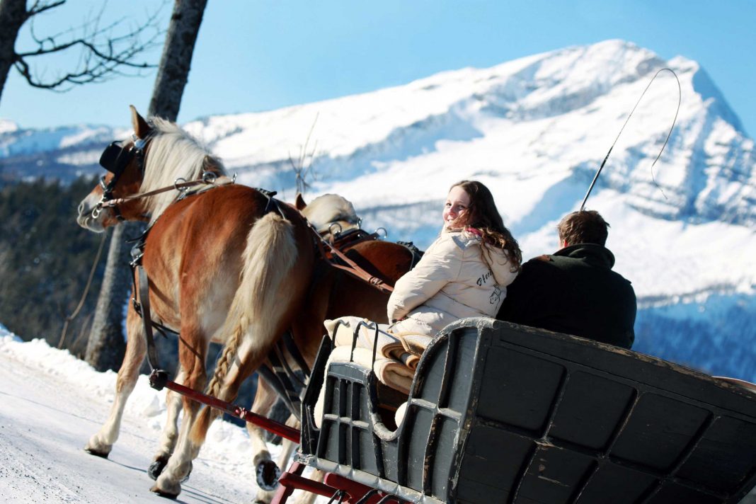 Idyllische Pferdekutschenfahrt mit Ötscherblick durch die Winterlandschaft (Bildqulle: Mostviertel Tourismus/weinfranz.at)
