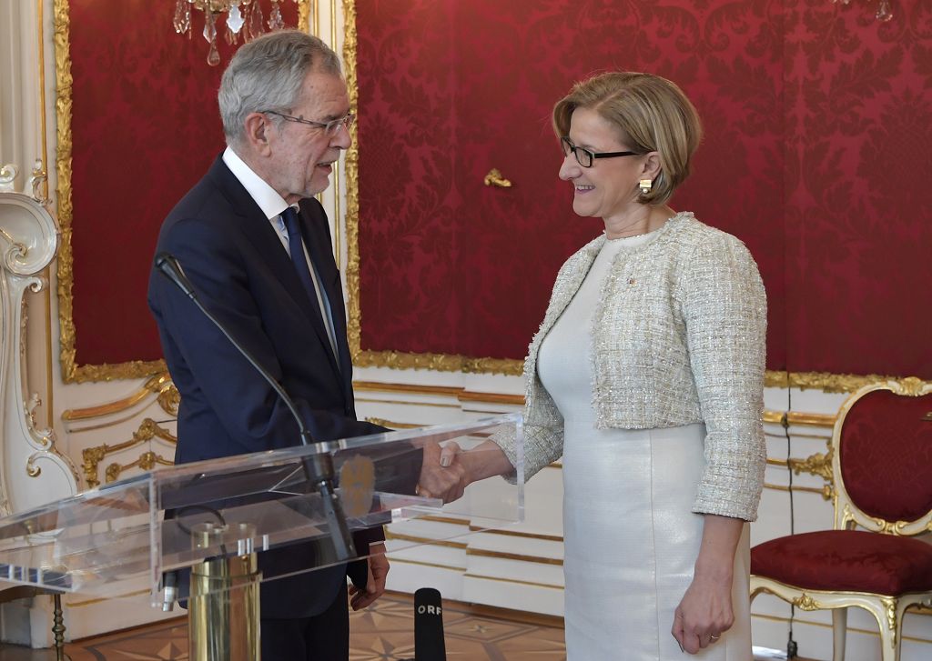 Landeshauptfrau Johanna Mikl-Leitner wurde durch Bundespräsident Alexander Van der Bellen im Maria Theresien-Zimmer der Hofburg angelobt (Bildquelle: NLK / Johann Pfeiffer)