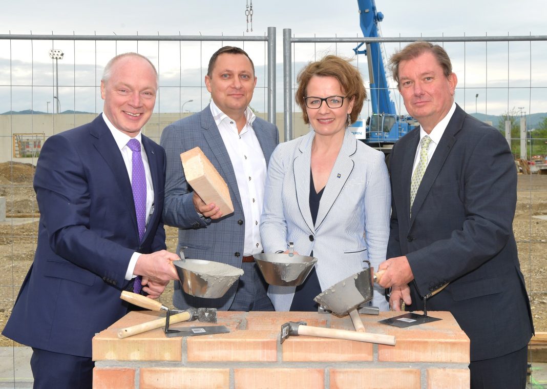 (v.l.n.r.): ecoplus Geschäftsführer Helmut Miernicki, Eurofins Geschäftsführer Michael Huppmann, Landesrätin Christiane Teschl-Hofmeister, Bürgermeister Herbert Janschka (Bildquelle: NLK Johann Pfeiffer)