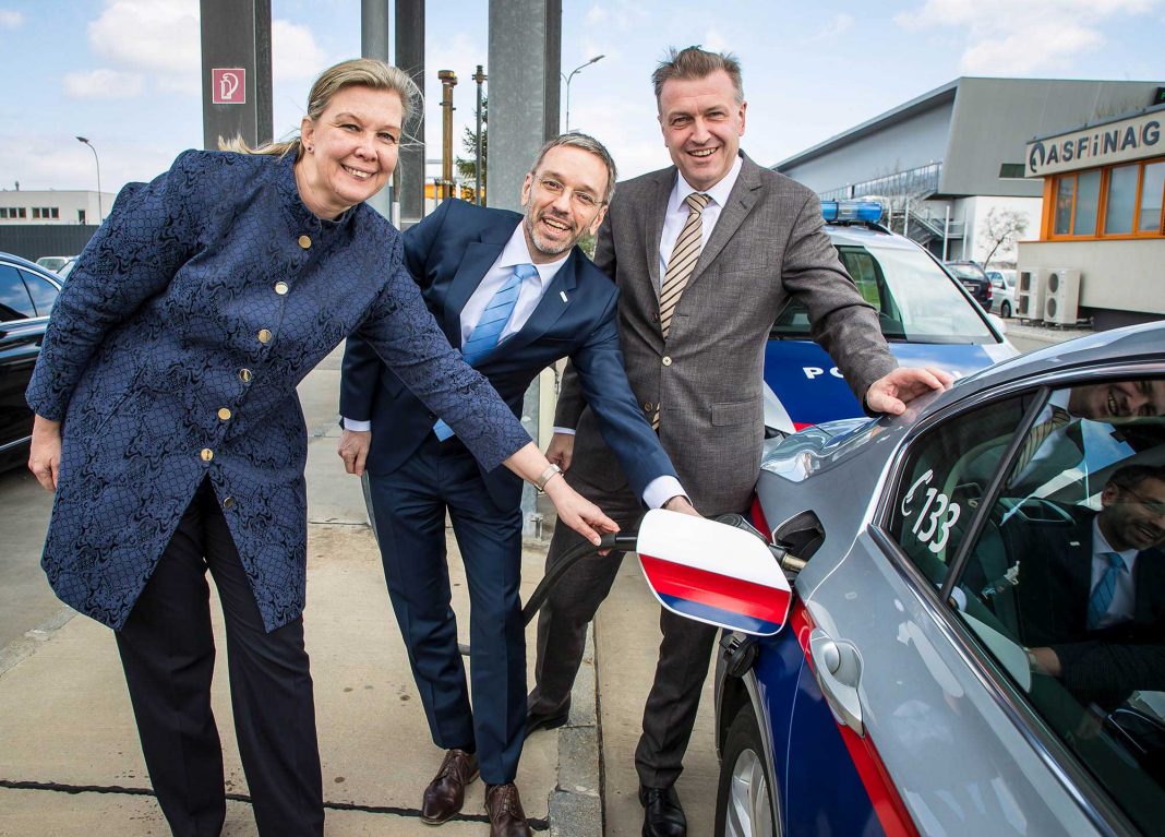 v.l.n.r.: Karin Zipperer, Vorstandsdirektorin ASFINAG; Herbert Kickl, Bundesminister für Inneres; Klaus Schierhackl, Vorstandsdirektor ASFINAG (Bildquelle: BM.I)