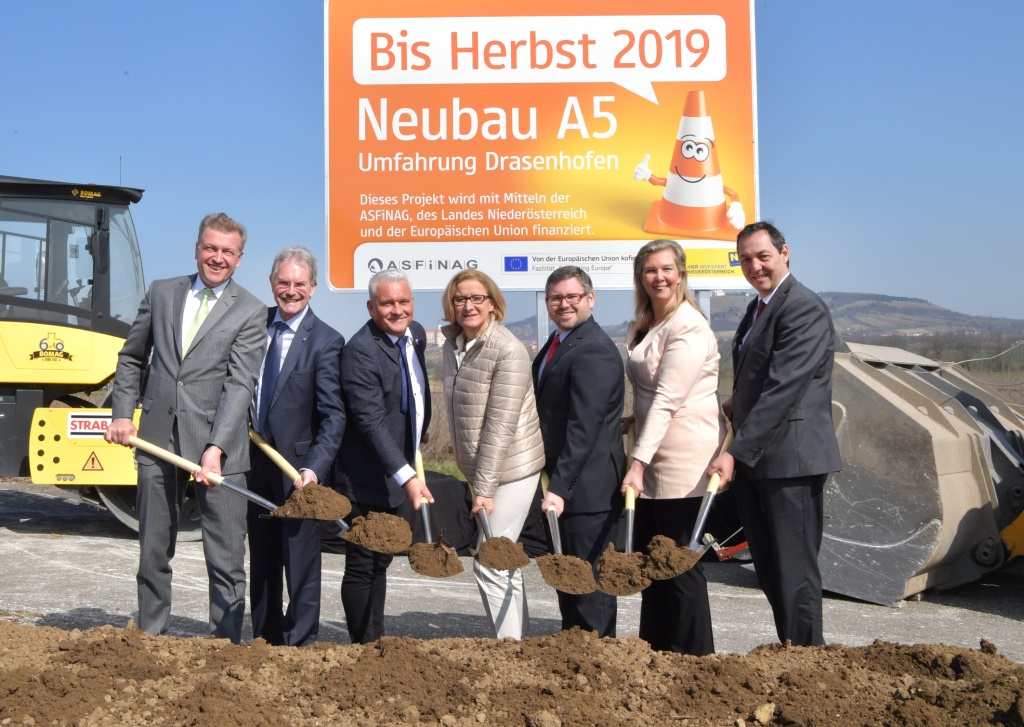 (v.l.n.r.): Baustart für Umfahrung Drasenhofen: ASFINAG Vorstandsdirektor Klaus Schierhackl, Landtagspräsident Karl Wilfing, Abgeordneter zum Nationalrat Christian Lausch, Landeshauptfrau Johanna Mikl-Leitner, Landesrat Ludwig Schleritzko, ASFINAG-Vorstandsdirektorin Karin Zipperer und NÖ Straßenbaudirektor Josef Decker (Bildquelle: NLK Pfeiffer)