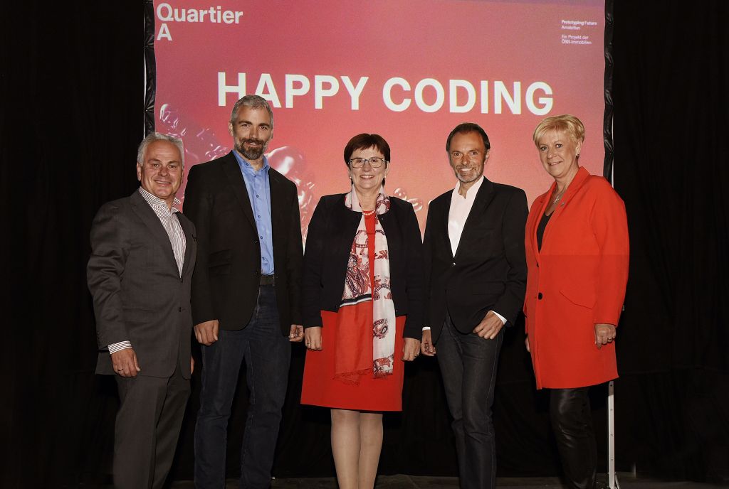 (v.l.n.r.): DI (BA) Laurentius Palmetzhofer (Vorstandsmitglied ZAM) Klaus Lehner (Geschäftsführer Catalysts), LAbg. Michaela Hinterholzer, Günther Sterlike (Projektleiter Quartier A) und Bürgermeisterin Ursula Puchebner beim Pressegespräch über die digitale Zukunft des Mostviertels in der Remise in Amstetten. (Bildquelle: ÖBB/R.Deopito)
