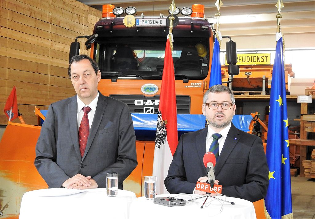 NÖ Mobilitätslandesrat Ludwig Schleritzko (rechts) und NÖ Straßenbaudirektor Josef Decker zogen in der Straßenmeisterei Pottenbrunn eine erfolgreiche Bilanz des NÖ Winterdienstes 2017/2018. (Bildquelle: Thomas Resch)