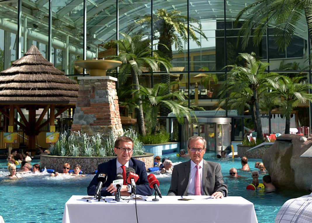 Eurothermen-Geschäftsführer Gen.Dir. Markus Achleitner und Bgm. KR Gerhard Baumgartner vor traumhafter Kulisse (Bildquelle: EurothermenResorts/Wolfgang Kunasz)