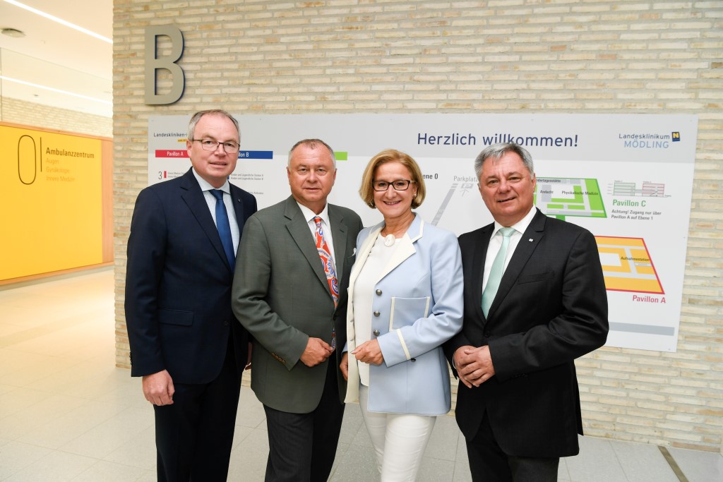 (v.l.n.r.): LH-Stellvertreter Stephan Pernkopf, Bürgermeister Hans Stefan Hintner, Landeshauptfrau Johanna Mikl-Leitner und der medizinische Geschäftsführer der NÖ Landeskliniken-Holding Markus Klamminger (Bildquelle: NÖ Landeskliniken Holding)