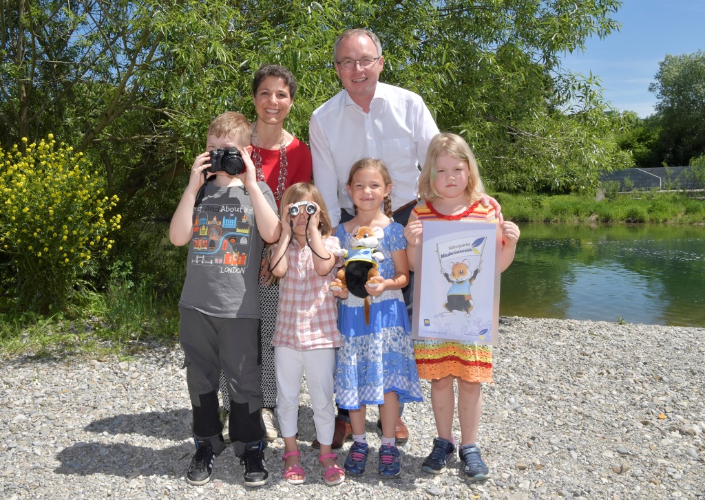 (v.l.n.r.): LH-Stellvertreter Dr. Stephan Pernkopf mit Mag.a Jasmine Bachmann, Geschäftsführerin des Vereines Naturparke Niederösterreich und eifrigen NaturparkforscherInnen (Bildquelle: F. Weingartner)