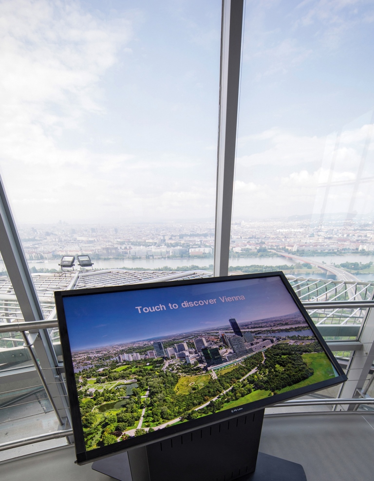  Aussichtsebenen mit interaktiven Panorama-Screens (Bildquelle: Donauturm / Christian Lendl)