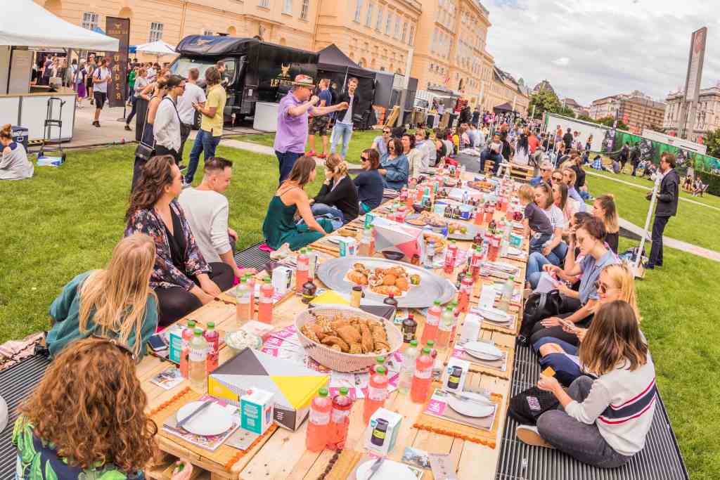 Wiens größtes Food-Festival mit 25 Food-Trucks, Kunstkonzept der Wiener Achse, Lifestyle-Markt, Unterhaltungsprogramm & Chillout-Area beim Museumsquartier (Bildquelle: Food Festival Vienna)
