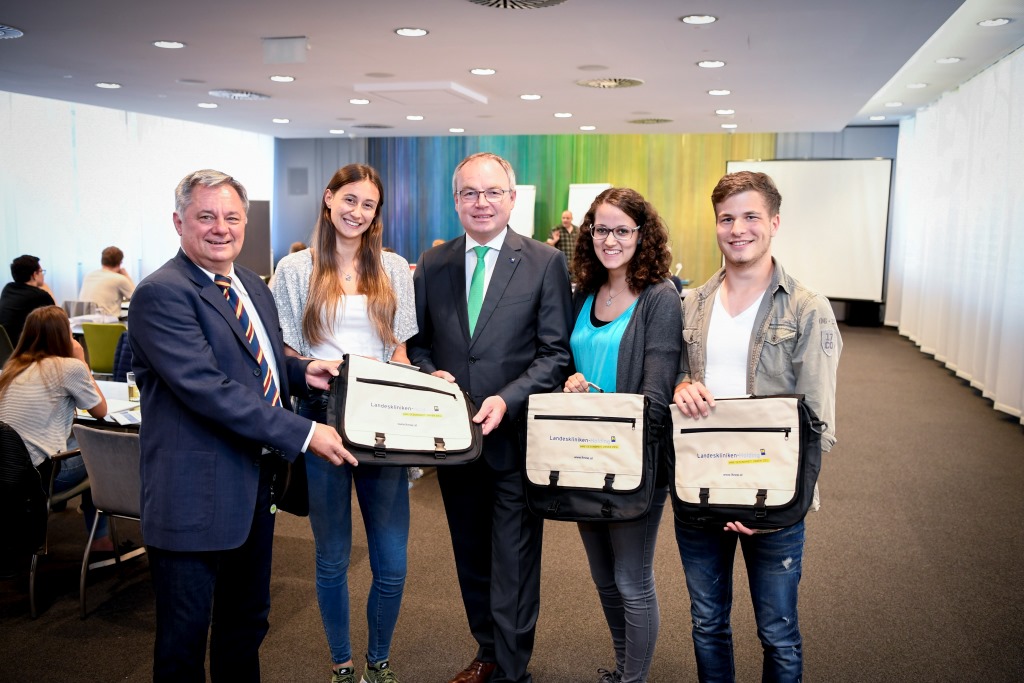 LH-Stellvertreter Dr. Stephan Pernkopf und Dr. Markus Klamminger, Medizinischer Geschäftsführer der NÖ Landeskliniken-Holding (links) mit den TeilnehmerInnen Viktoria Zach, Viktoria Hütterer und Matthias (Bildquelle: zVg.)