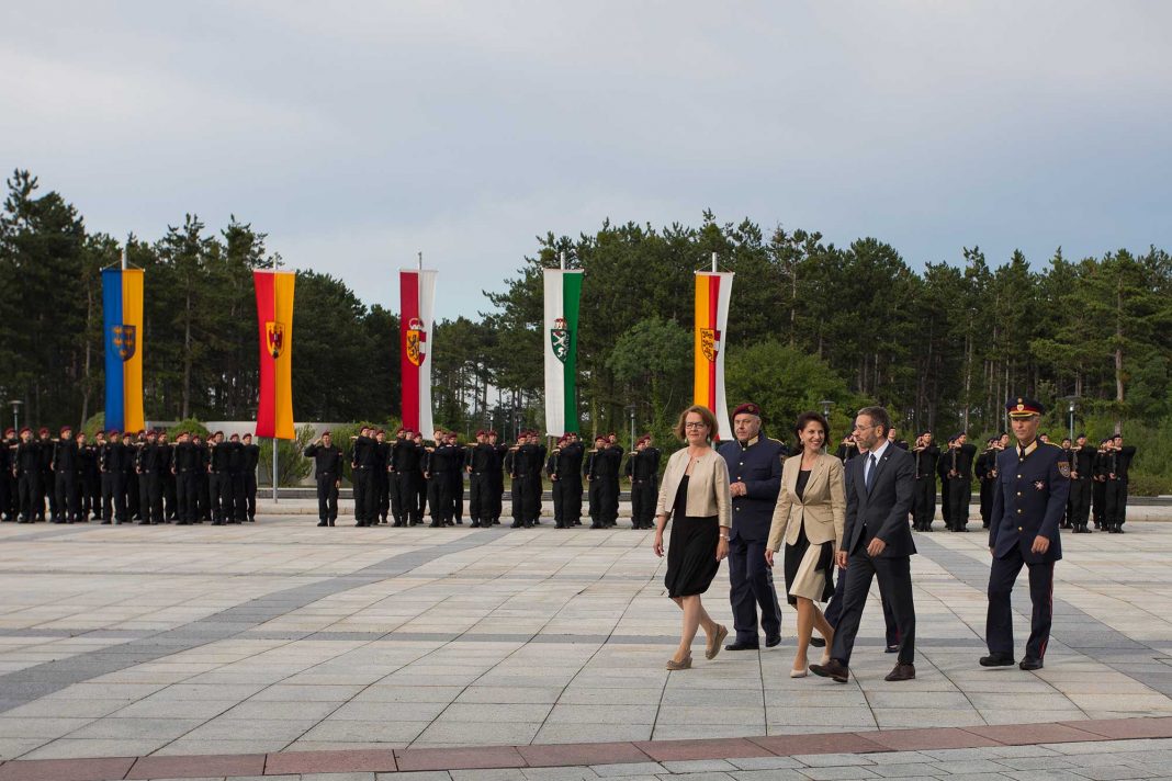Landesrätin Christiane Teschl-Hofmeister schreitet mit Direktor Bernhard Treibenreif, Staatssekretärin Karoline Edtstadler, Bundesminister Herbert Kickl und Generalsekretär Peter Goldgruber die Ehrenformation der Cobra ab (Bildquelle: Büro LR Teschl-Hofmeister)