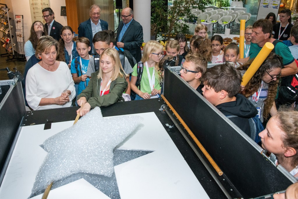 Passend zu den Sternen der EU ließ WKNÖ-Präsidentin Sonja Zwazl gemeinsam mit den Schülerinnen und Schülern zum Auftakt des EU-Kids-Days im Foyer der WKNÖ-Zentrale in St. Pölten Sterne steigen (Bildquelle: Andreas Kraus)