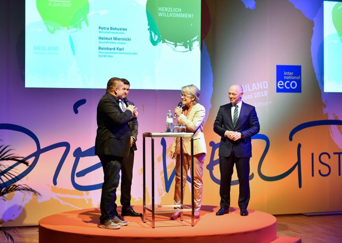(v.l.n.r.): Moderator und Kabarettist Wolf Gruber im Gespräch mit Kommerzkundenvorstand der RLB NÖ-Wien Reinhard Karl, Wirtschaftslandesrätin Petra Bohuslav und ecoplus Geschäftsführer Helmut Miernicki (Bildquelle: NLK Burchhart) (v.l.n.r.): Moderator und Kabarettist Wolf Gruber im Gespräch mit Kommerzkundenvorstand der RLB NÖ-Wien Reinhard Karl, Wirtschaftslandesrätin Petra Bohuslav und ecoplus Geschäftsführer Helmut Miernicki (Bildquelle: NLK Burchhart)