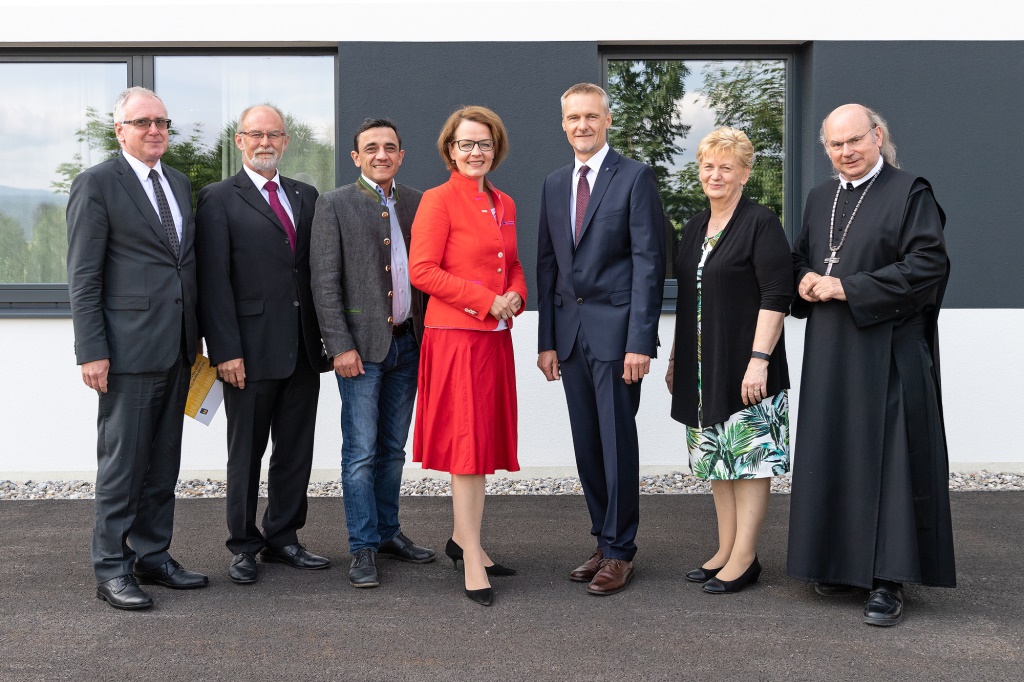 (v.l.n.r.): Otto Huber (Leiter der Gruppe Gesundheit und Soziales), BH Norbert Haselsteiner, LAbg. Martin Huber, Sozial-Landesrätin Christiane Teschl-Hofmeister, Direktor Josef Schachinger, Pflegedienstleiterin Klaudia Atzmüller und Abt Georg Wilfinger (Stift Melk) (Bildquelle: Martin Luger)