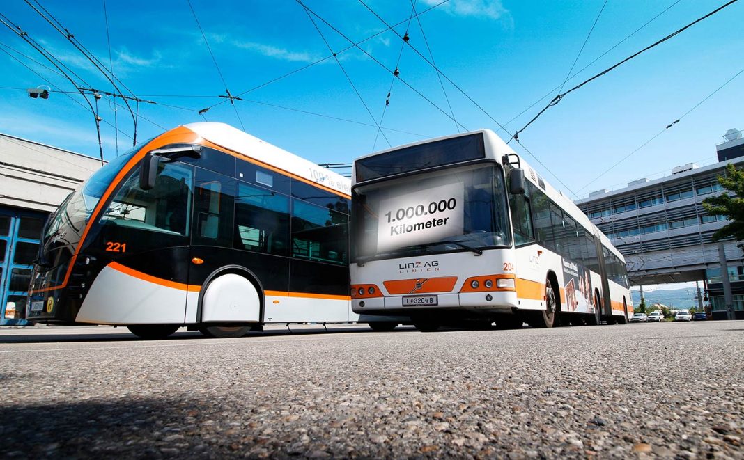Der neue 24 Meter lange E-Obus (Nr. 221, links) neben dem Vorgänger-Obus und Kilometer-Millionär (Nr. 204, rechts) (Bildquelle: LINZ AG)