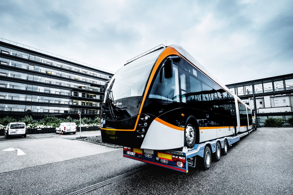 Der dritte 24-Meter-Obus am Tieflader bei der Ankunft in der LINZ AG-Zentrale (Bildquelle: LINZ AG)