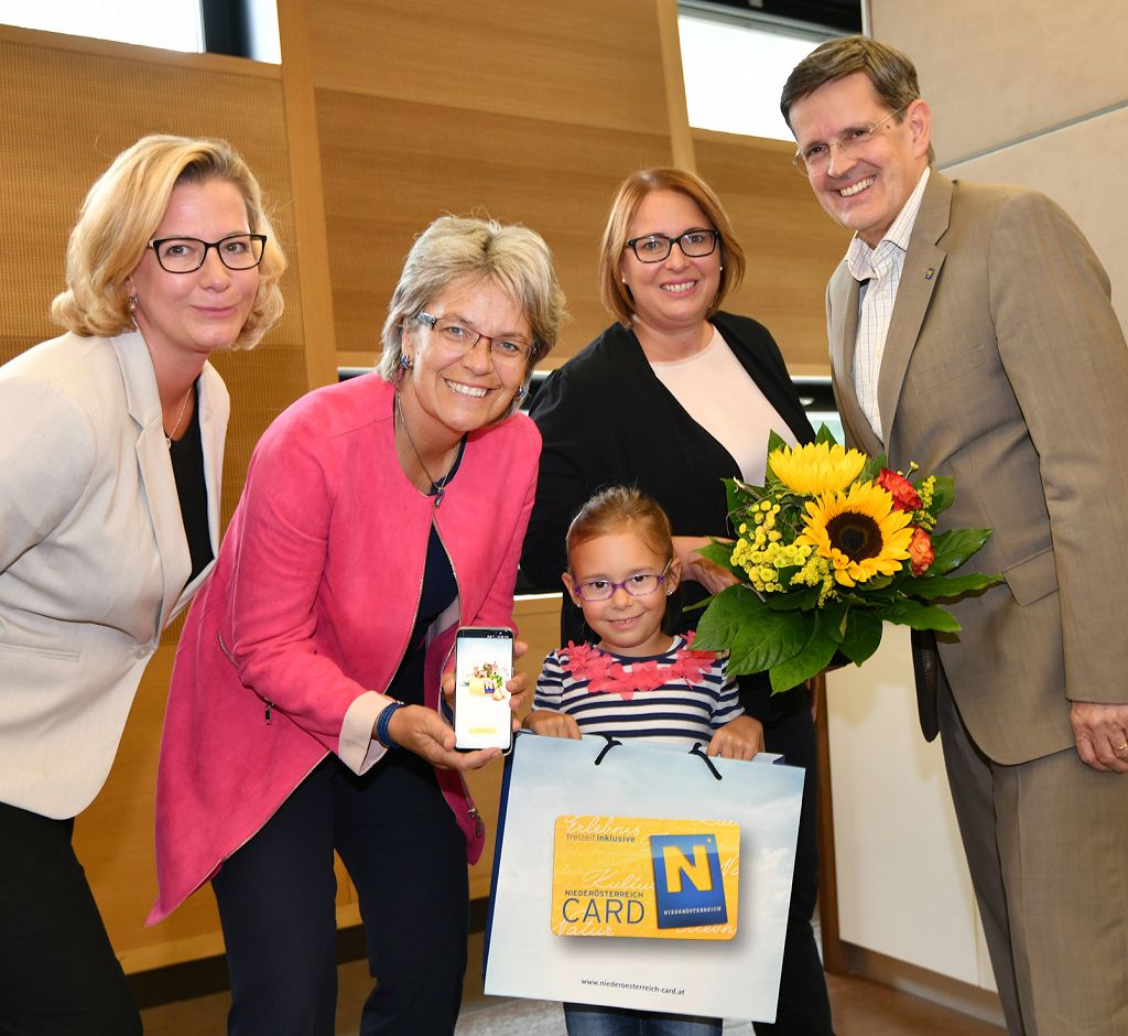 Landesrätin Petra Bohuslav übergab Daniela Halmschlager, Käuferin der 140.000. Niederösterreich-CARD, und Tochter Lena die Karten persönlich. (v.l.n.r.): Marion Boda, Geschäftsführerin Niederösterreich-CARD, Landesrätin Petra Bohuslav, Daniela Halmschlager mit Tochter Lena und Christoph Madl ( Geschäftsführer NÖ-Werbung). (Bildquelle: NLK / Johann Pfeiffer)