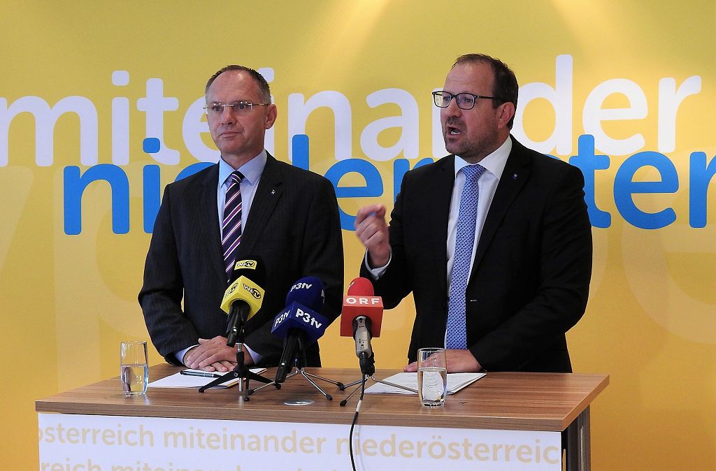 (v.l.n.r.): 2. Landtags-Präsident Gerhard Karner und VPNÖ-Landesgeschäftsführer Bernhard Ebner bei der Pressekonferenz in St. Pölten. (Bildquelle: Thomas Resch)