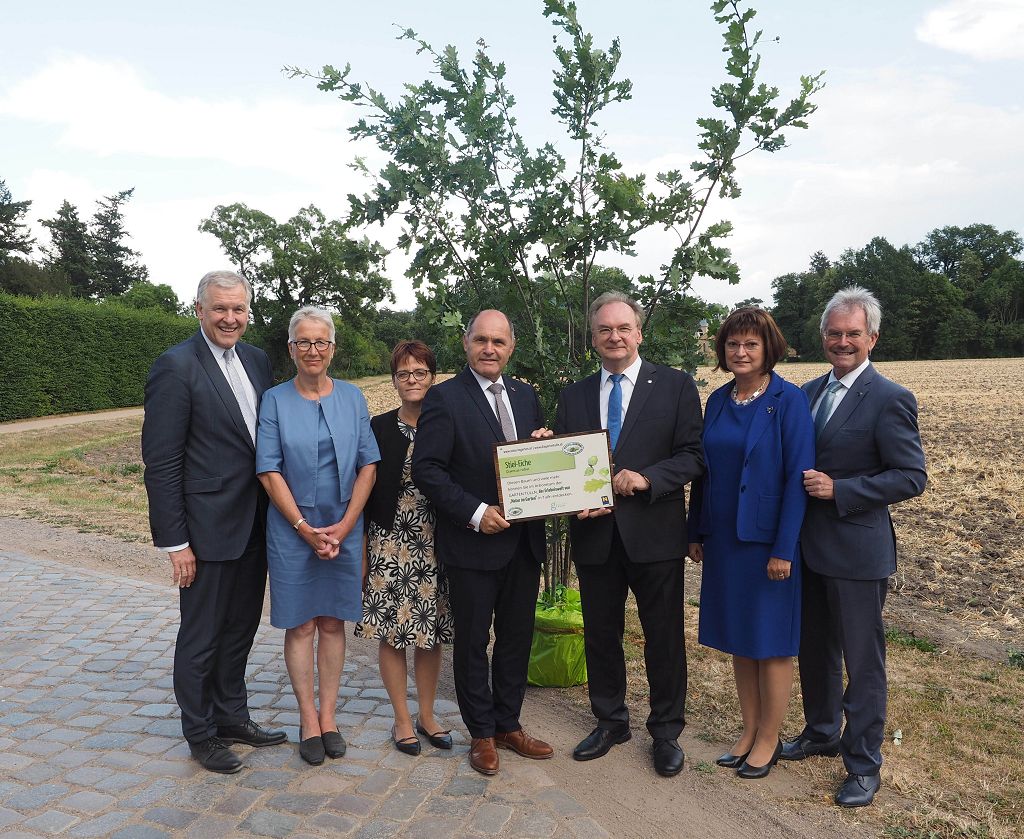 (v.l.n.r.): Landesrat Martin Eichtinger, Brigitte Mang (Leiterin Kulturstiftung Dessau-Wörlitz), Marlies Sobotka, Wolfgang Sobotka (Nationalratspräsident und Präsident von Natur im Garten International), Reiner Haseloff, (Ministerpräsident des Landes Sachsen-Anhalt), Gabriele Haseloff und NÖ Landtagspräsident Karl Wilfing bei der Delegationsreise nach Sachsen-Anhalt. (Bildquelle: Natur im Garten)