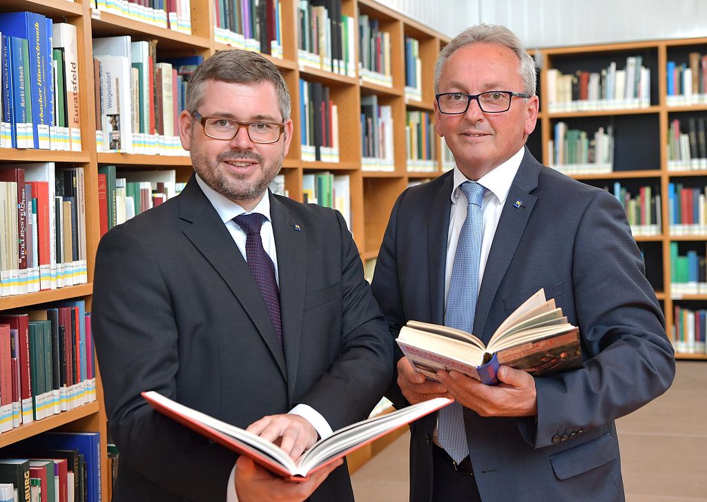 (v.l.): Landesrat Ludwig Schleritzko und Bundesrat Karl Bader (Obmann Forum Erwachsenenbildung Niederösterreich) freuen sich über die Rekordzahlen für die NÖ Bibliotheken (Bildquelle: NLK / Johann Pfeiffer)