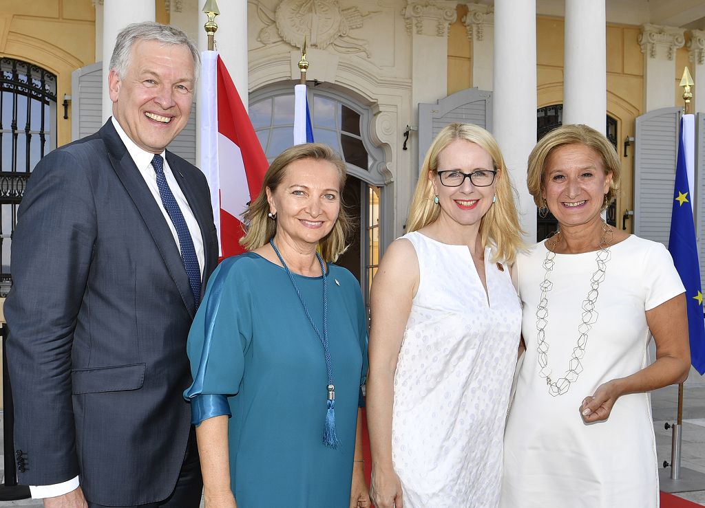 (v.l.n.r.): Landesrat Martin Eichtinger, Ulrike Rabmer Koller (Vizepräsidentin WKO und Präsidentin des Europäischen KMU- und Handwerksverbands UEAPME), Bundesministerin Margarete Schramböck und Landeshauptfrau Johanna Mikl-Leitner beim Empfang der Wirtschafts- und Industrieminister auf Schloss Hof (Bildquelle: NLK/Ernst Reinberger)
