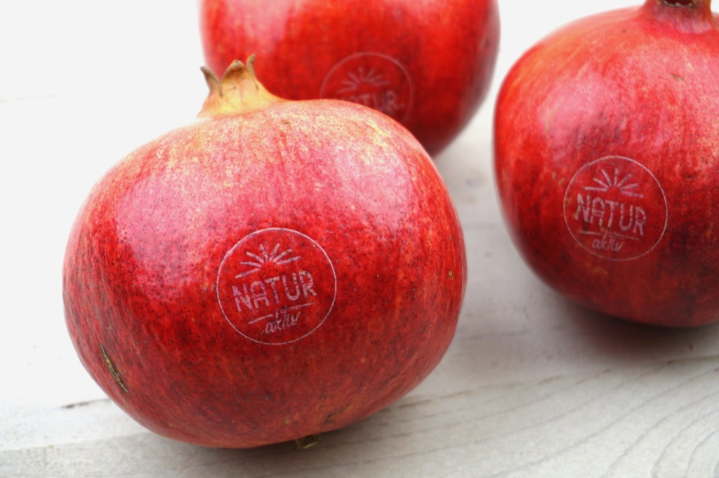 Seit kurzem testet HOFER im Bereich Obst & Gemüse das Laserbranding von Produkten, sodass die notwendige Deklaration nicht mehr mittels Verpackungsfolie oder Sticker auf der Frucht angebracht werden muss (Bildquelle: zVg.)