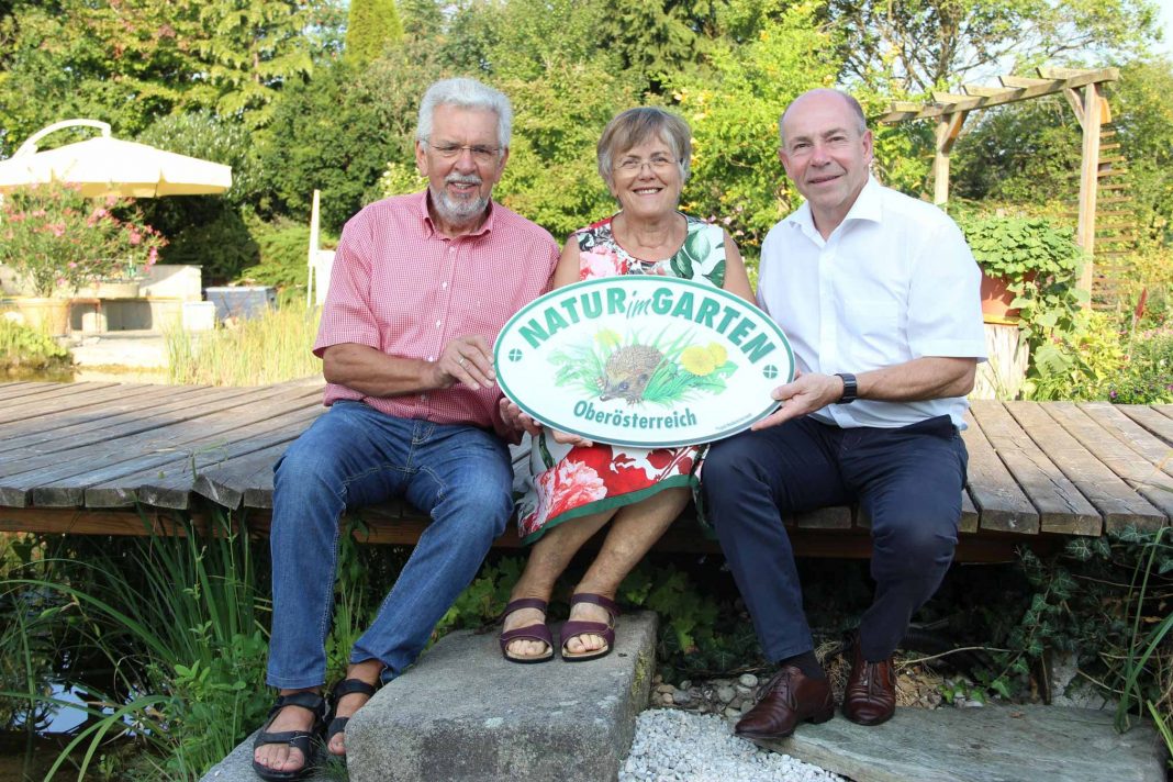 Familie Panhölzl bekommt die erste Natur im Garten Plakette von Landesrat Max Hiegelsberger überreicht (Bildquelle: Land OÖ)