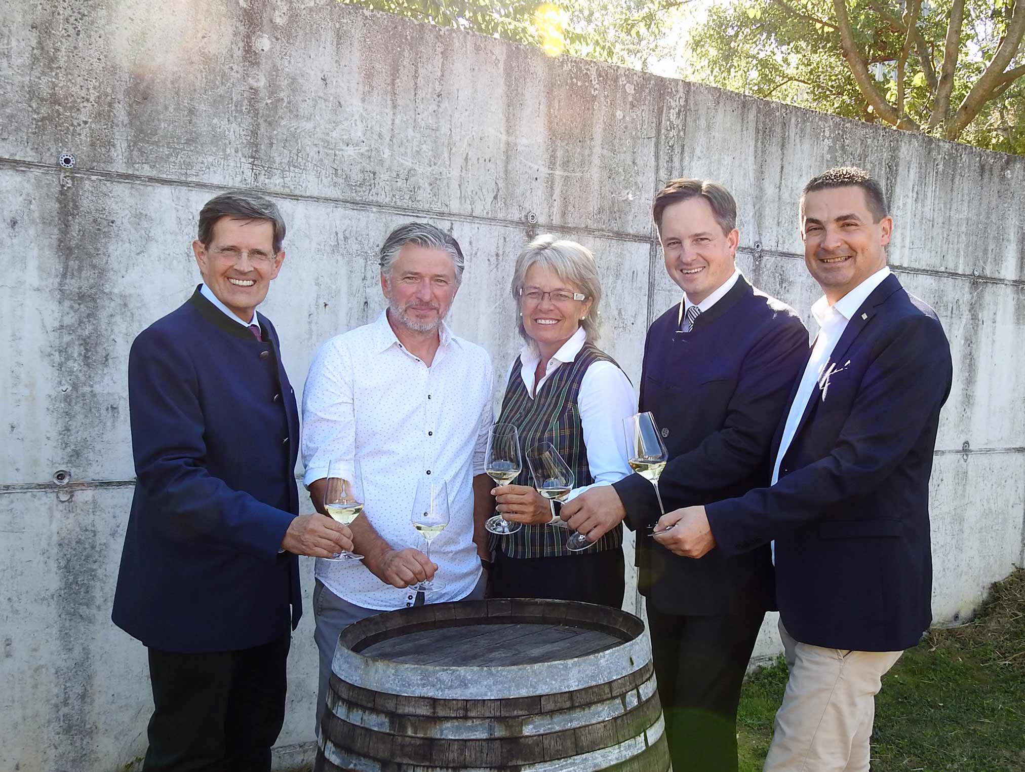 Medialer Saisonauftakt im Weingut Loimer im Kamptal (v.l.n.r.): Christoph Madl, Geschäftsführer der Niederösterreich Werbung; Fred Loimer vom Weingut Loimer; Tourismuslandesrätin Petra Bohuslav; Weinbaupräsident und Abgeordneter zum Nationalrat Johannes Schmuckenschlager sowie Wolfgang Schwarz, Geschäftsführer Ursin Haus und Tourismusservice Langenlois (Bildquelle: Thomas Resch)