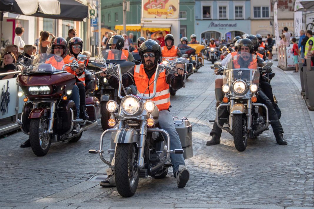 Zahlreiche BesucherInnen bestaunten die vielen Harleys und Vespas (Bildquelle: Franz Kaufmann)