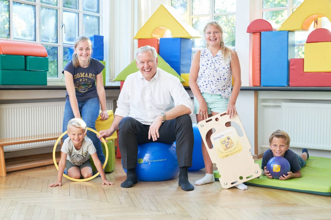 LR Martin Eichtinger setzt auch zum Schulstart auf Freude an der Bewegung (Bildquelle: charakter.photos/Monihart)