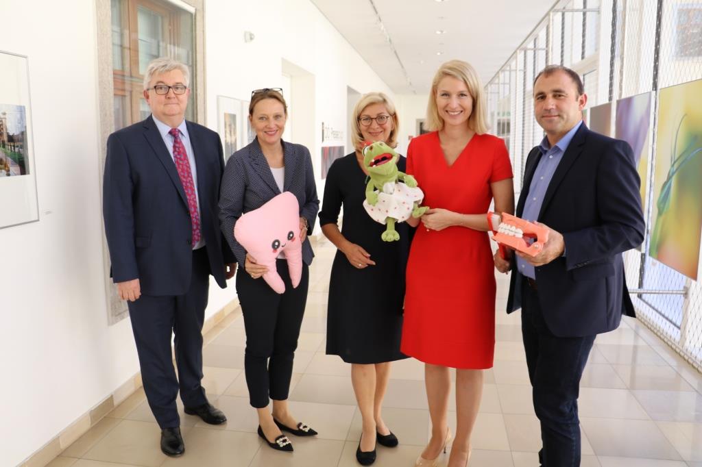 (v.l.n.r.): MR Dr. Friedrich Tüchler (Zahnärztekammer OÖ), Mag. Dr. Doris Formann (Proges), Mag. Dr. Andrea Wesenauer (OÖGKK), Mag. Christine Haberlander (Land OÖ) und Albert Maringer (OÖGKK) (Bildquelle: OÖGKK)