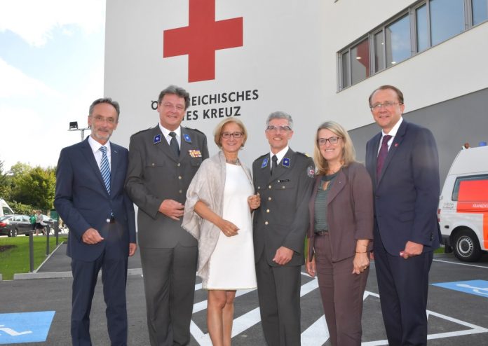 Rotkreuz-Bezirksstelle in St. Pölten ging in Betrieb. (v.l.n.r.): Bezirkshauptmann Josef Kronister, Rotkreuz-Präsident Josef Schmoll, Landeshauptfrau Johanna Mikl-Leitner, Rotkreuz-Bezirksstellenleiter Werner Schlögl, Landesrätin Ulrike Königsberger-Ludwig und Bürgermeister Matthias Stadler (Bildquelle: NLK Pfeiffer) Rotkreuz-Bezirksstelle in St. Pölten ging in Betrieb. (v.l.n.r.): Bezirkshauptmann Josef Kronister, Rotkreuz-Präsident Josef Schmoll, Landeshauptfrau Johanna Mikl-Leitner, Rotkreuz-Bezirksstellenleiter Werner Schlögl, Landesrätin Ulrike Königsberger-Ludwig und Bürgermeister Matthias Stadler (Bildquelle: NLK Pfeiffer)