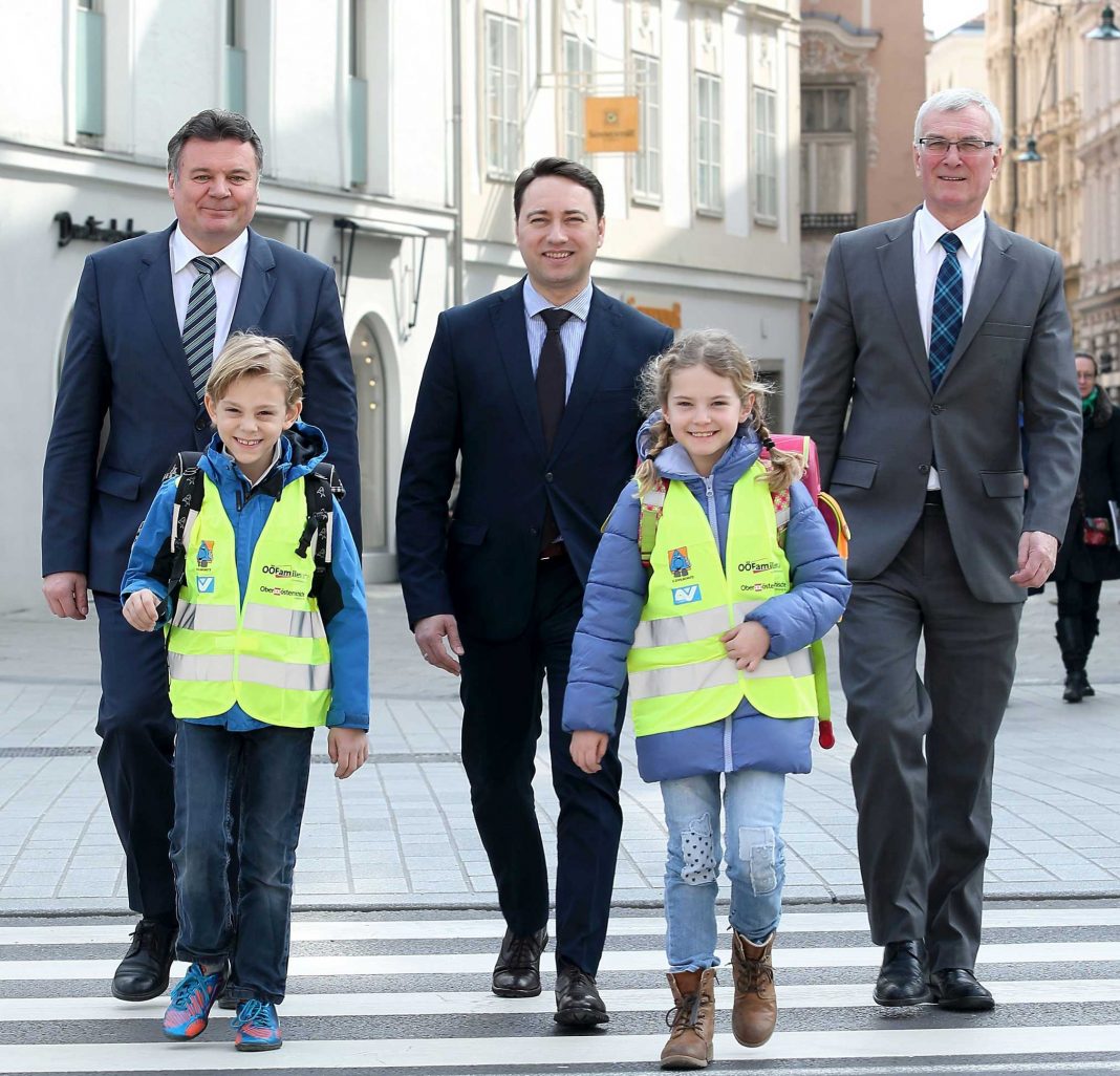 (v.l.n.r.): Infrastruktur-Landesrat Mag. Günther Steinkellner, Familienreferent LH-Stv. Dr. Manfred Haimbuchner und Sicherheits-Landesrat KommR Elmar Podgorschek mit Kindern (Bildquelle: Land OÖ/Straßmayr)