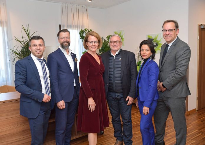 (v.l.n.r.): Werner Bernreiter (Regionaldirektor SeneCura), Markus Mattersberger (Präsident des Bundesverbandes der Alten- und Pflegeheime Österreichs), Landesrätin Christiane Teschl-Hofmeister, Jean-Alain Margarit (Präsident Synerpa), Carole Falguieres (Operative Leitung Synerpa), Markus Schwarz (Operativer Direktor SeneCura Gruppe) (Bildquelle: NLK Pfeiffer) (v.l.n.r.): Werner Bernreiter (Regionaldirektor SeneCura), Markus Mattersberger (Präsident des Bundesverbandes der Alten- und Pflegeheime Österreichs), Landesrätin Christiane Teschl-Hofmeister, Jean-Alain Margarit (Präsident Synerpa), Carole Falguieres (Operative Leitung Synerpa), Markus Schwarz (Operativer Direktor SeneCura Gruppe) (Bildquelle: NLK Pfeiffer)