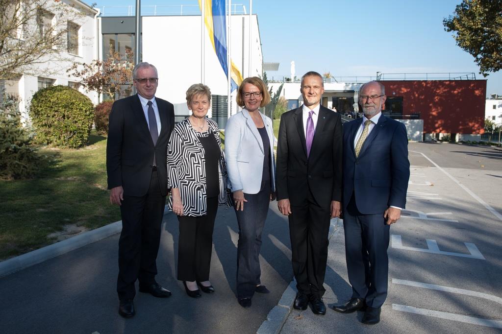 (v.l.n.r.): Otto Huber (Leiter der Gruppe Gesundheit und Soziales beim Land NÖ), Pflegedienstleiterin Klaudia Atzmüller, Sozial-Landesrätin Christiane Teschl-Hofmeister, Direktor Josef Schachinger und BH Norbert Haselsteiner vor dem stationären Hospiz im NÖ Pflege- und Betreuungszentrum Melk (Bildquelle: Büro LR Teschl-Hofmeister)