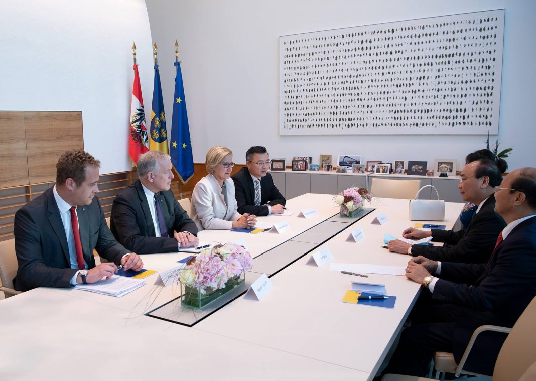 Die Delegationen beim Arbeitsgespräch (Bildquelle: NLK Filzwieser)