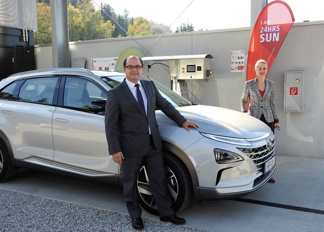 Hyundai Österreich - Geschäftsführer Roland Punzengruber und Valeska Haaf (Pressesprecherin Hyundai Österreich) mit dem neuen Nexo vor der Fronius Wasserstoff-Betankungsanlage in Thalheim bei Wels (Bildquelle: Thomas Resch)