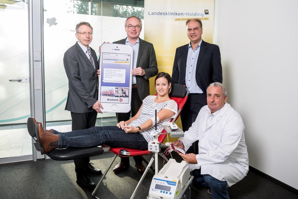 (v.l.n.r.): OA Dr. Helmut Krucher, MSc (Medizinischer Leiter Blutbank, UK St. Pölten), LH-Stellvertreter Dr. Stephan Pernkopf, Prim. Dr. Harald Rubey (Medizinischer Leiter Blutbank, LK Mistelbach-Gänserndorf), Blutspenderin Julia Teufner, MA, Rudolf Köck (Organisatorischer Leiter Blutbank, UK St. Pölten) (Bildquelle: zVg.)