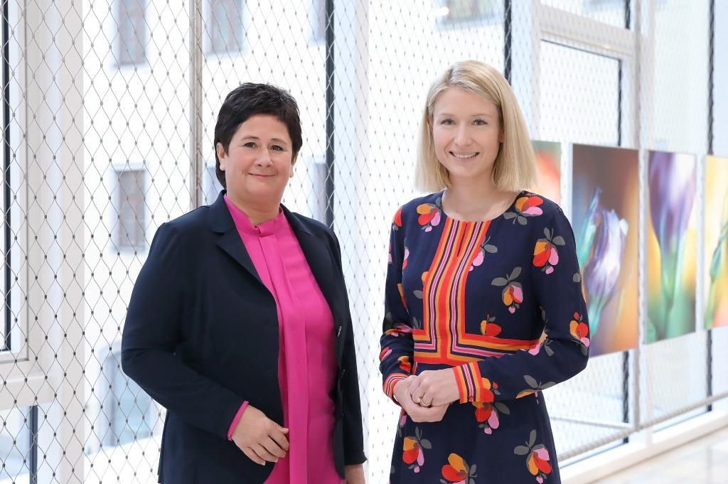 (v.l.n.r.): MMag.a Bettina Schneebauer und Landesrätin Mag.a Christine Haberlander (Bildquelle: Land OÖ / Schaffner)