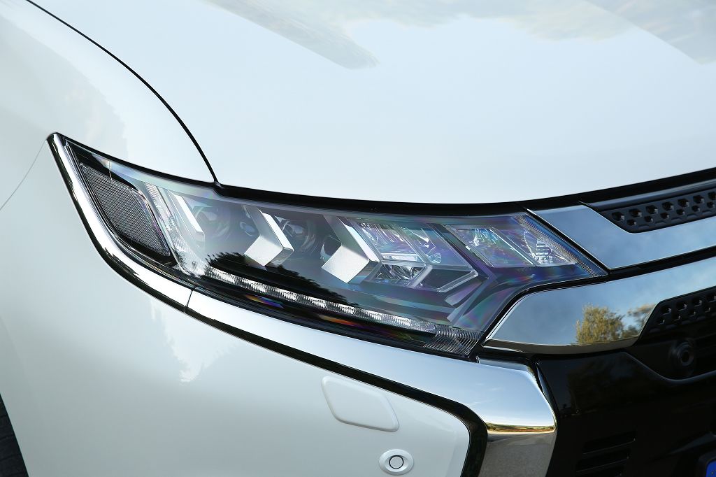 Neues Front-Design für den Mitsubishi Outlander Plug-in-Hybrid <small> (Bildquelle: Mitsubishi) </small>