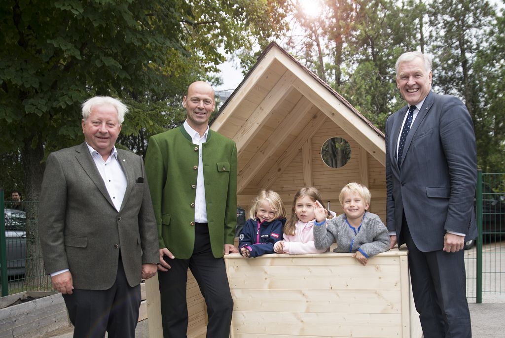 (v.l.n.r.): proHolz NÖ Obmann Franz Schrimpl, NÖ Landwirtschaftskammer Franz Fischer, Landesrat Martin Eichtinger mit Kinder des Kindergarten Gumpoldskirchen (Bildquelle: Daniela Matejschek)