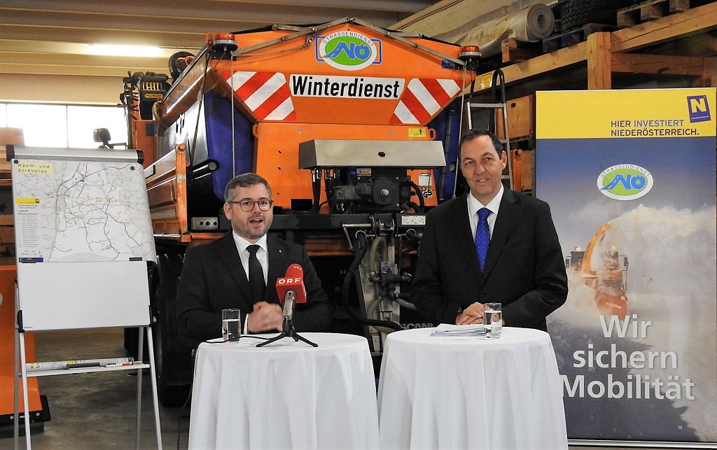 (v.l.n.r.): Mobilitätslandesrat Ludwig Schleritzko und Straßenbaudirektor Josef Decker bei der Pressekonferenz in Pottenbrunn (Bildquelle: Thomas Resch)