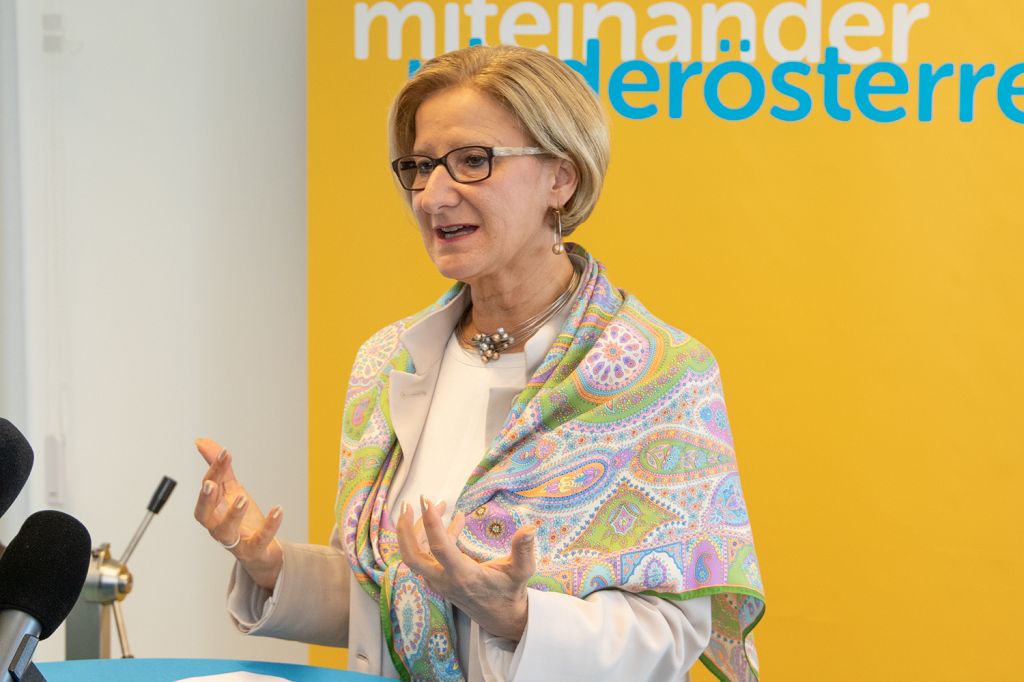 Landeshauptfrau Johanna Mikl-Leitner bei der Pressekonferenz zum Thema Arbeit, Wirtschaft, Mobilität und Gesundheit im Industrieviertel (Bildquelle: VPNÖ)
