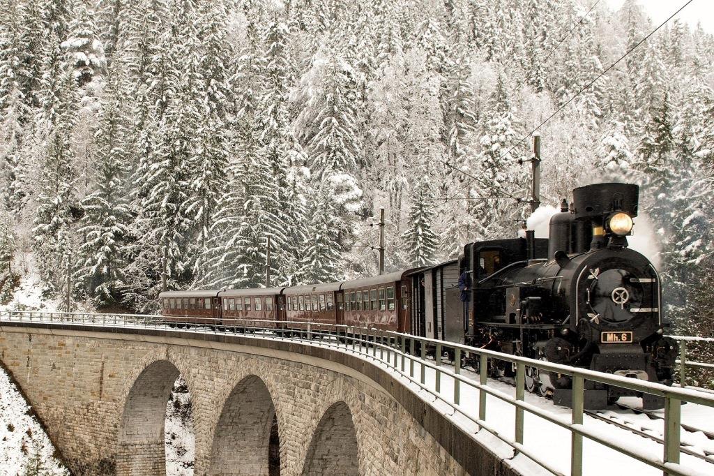 Die beliebte Nostalgiegarnitur der Mariazellerbahn mit Dampflok ist in der Vorweihnachtszeit verstärkt unterwegs (Bildquelle: NÖVOG / Gregory)