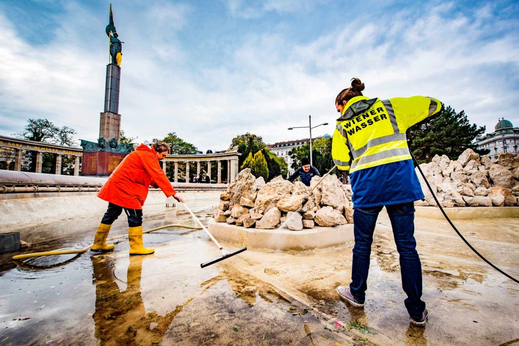 Reinigungsarbeiten im Becken des Hochstrahlbrunnens am Schwarzenbergplatz vor der Winterpause (Bildquelle: Wiener Wasser/Novotny)