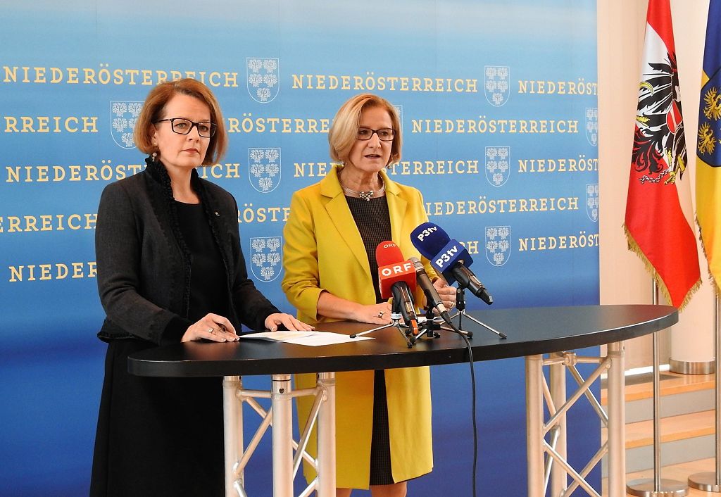 (v.l.n.r.): Landesrätin Christiane Teschl-Hofmeister und Landeshauptfrau Johanna Mikl-Leitner bei der Pressekonferenz in St. Pölten (Bildquelle: Thomas Resch)